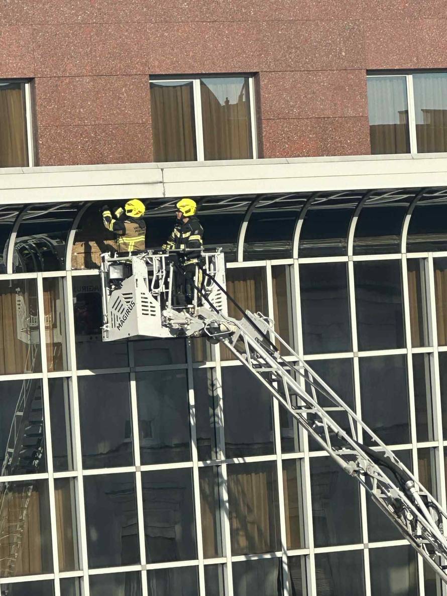 Palo staklo sa zgrade hotela u Zagrebu, umalo pogodilo ženu u glavu: 'Imala sam puno sreće!'