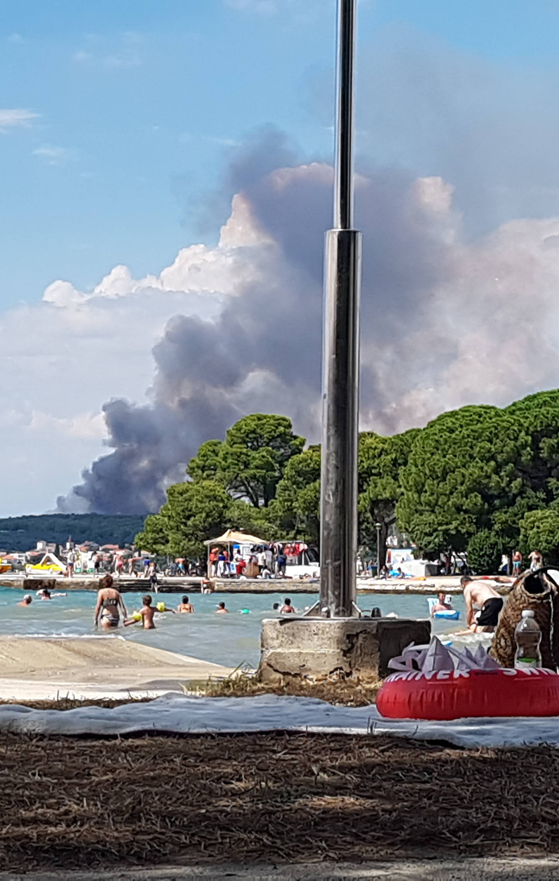 Crni dim vidi se sa svih strana: Gorjela borova šuma kod Zadra