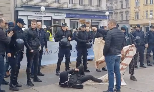 VIDEO Molitelji razvili plakat 'Ja sam bezgrešno začeće', a prosvjednici 'Patrijarhat ubija'