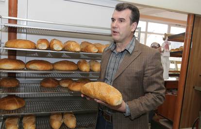 Pekar svaki dan kruh daruje siromašnim obiteljima i djeci