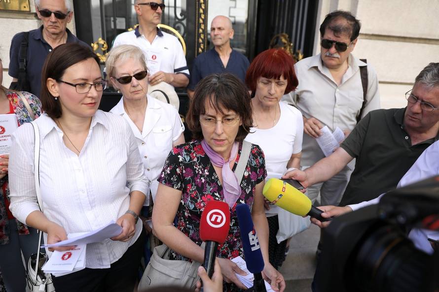 Zagreb: Inicijativa âSTOP neprimjerenoj lektiri!â ispred Sabora upozorila na naprimjerene sadrÅ¾aje lektira