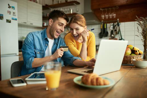 Igra online shoppinga se promijenila - žene kupuju češće, ali muškarci troše više!