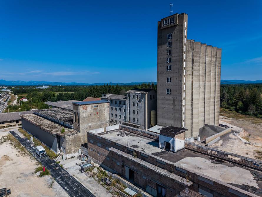 Fotografije iz zraka ilegalnog odlagališta otpada u Gospiću