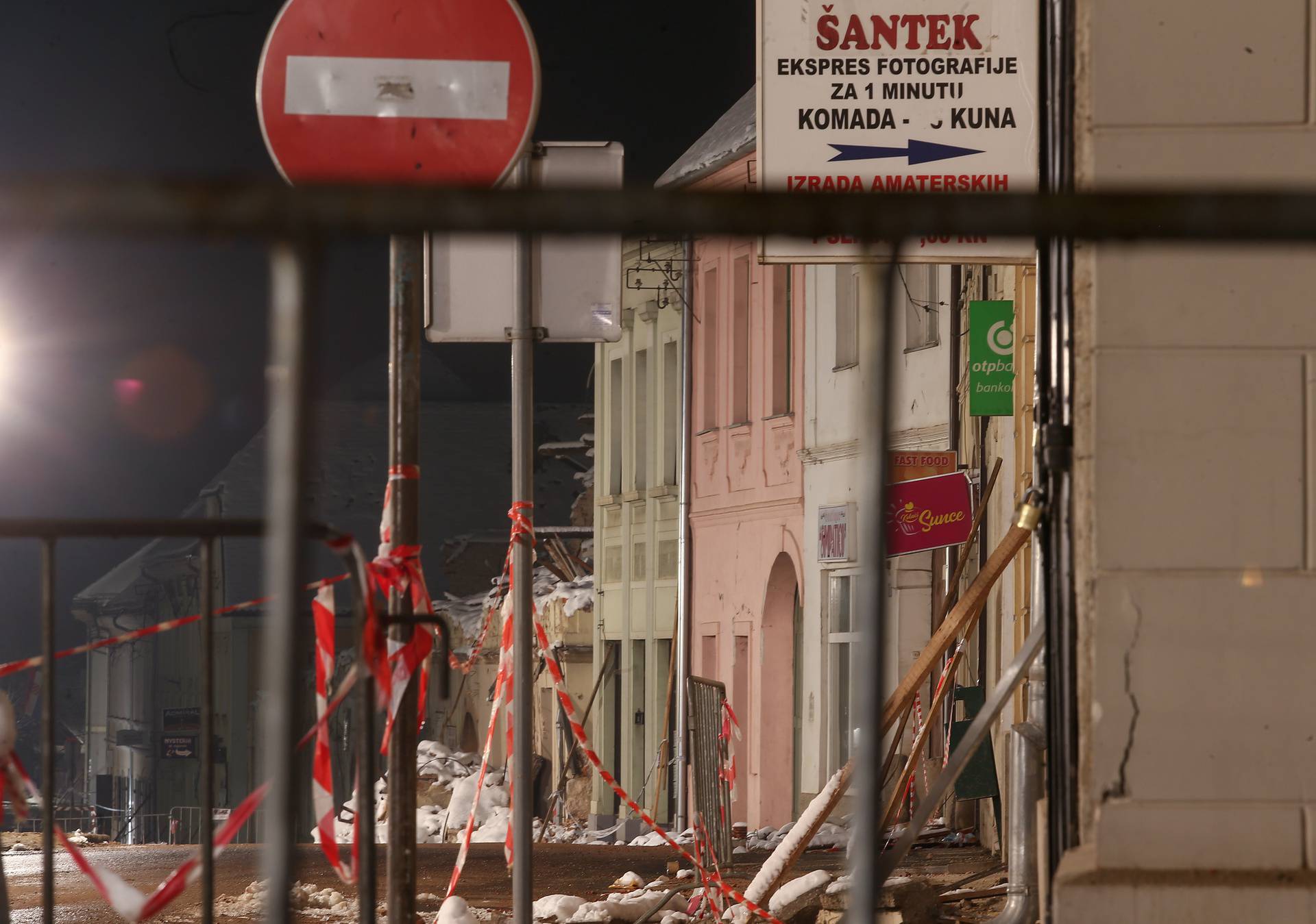 Noćne fotografije centra Petrinje dva tjedna nakon potresa