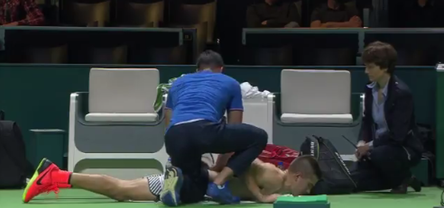 Ćorić oduševio ženske fanove: Bez majice je stenjao na terenu