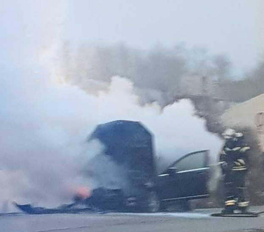 Zapalio se automobil: 'Gorio je iznutra, baš se jako dimilo...'