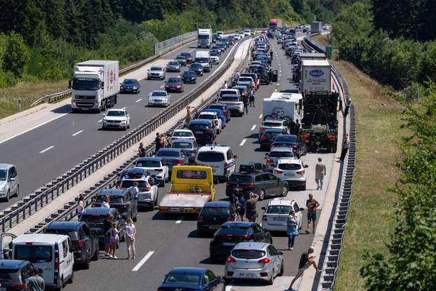 Otočac: Kolona prije tunela Plasina u smjeru Dubrovnika