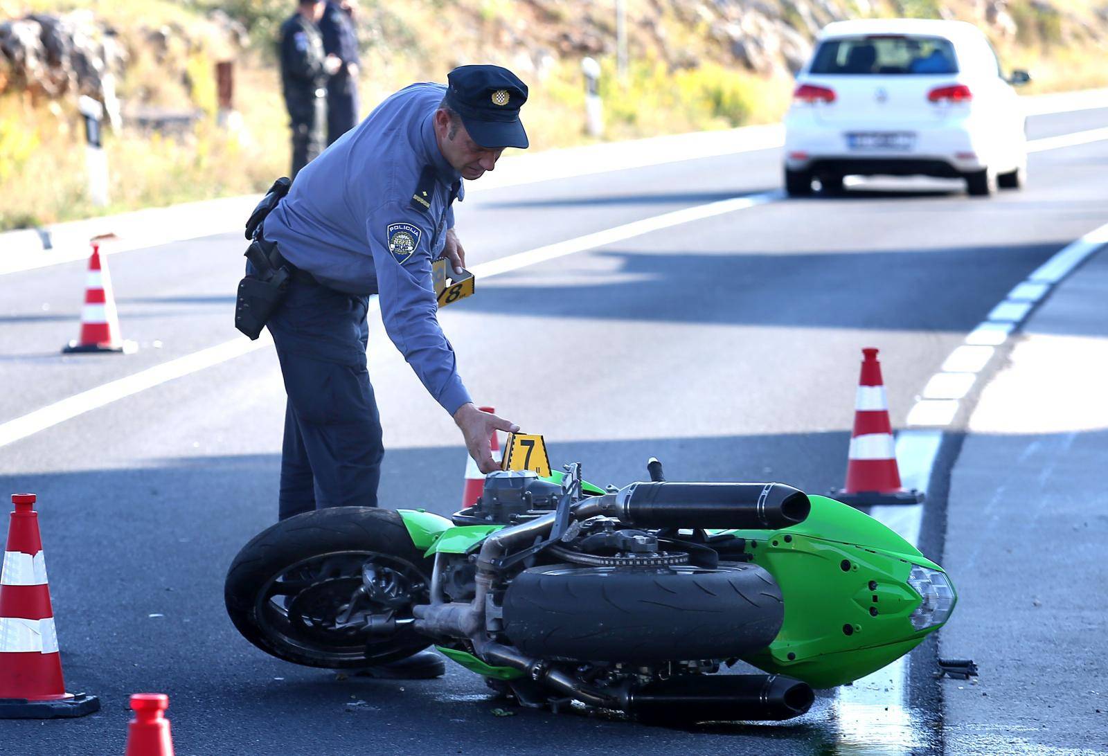 TeÅ¡ka nesreÄa kod Å ibenika, u sudaru automobila i motocikla smrtno stradao motociklist