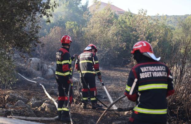 Požar u Vinišću stavljen pod kontrolu, policija istražuje uzrok