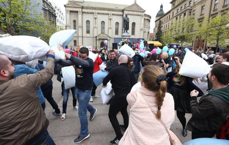 Dvjesto se ljudi potuklo usred Cvjetnog trga i to - jastucima