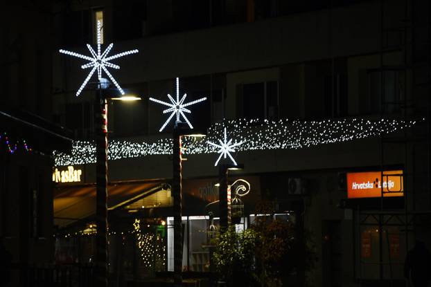 Sisak: Šareni božićni ukrasi uljepšavaju grad u vrijeme Adventa