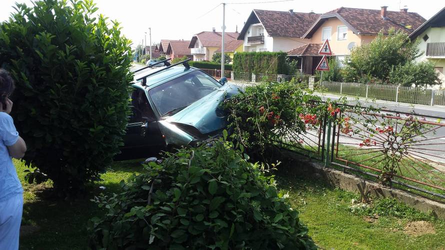 Vozaču je pozlilo od vrućine?Autom im uletio u dvorište