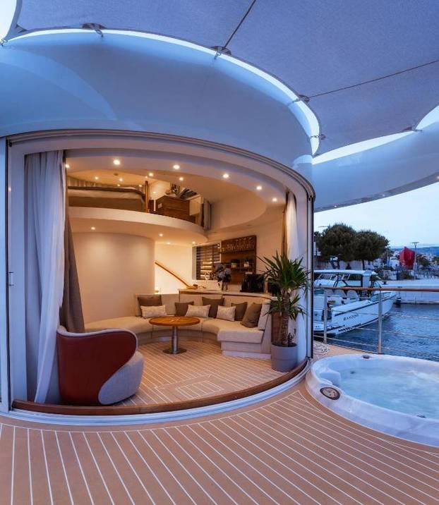 FOTO Jeste li vidjeli plutajuću vilu u Splitu? Pogledajte kakav vas luksuz očekuje unutra