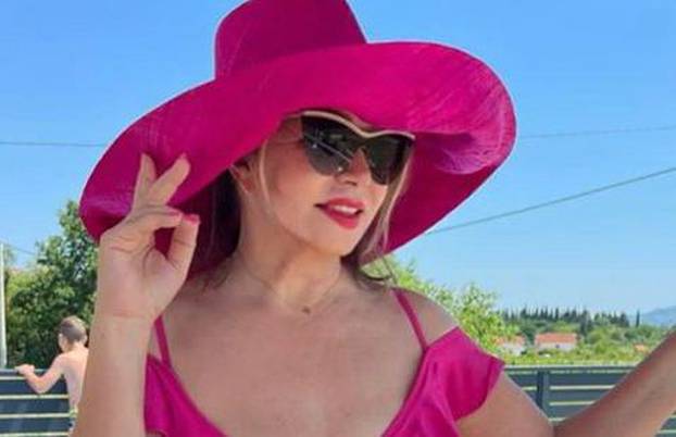 FOTO Neda Ukraden (74) bacila fanove u trans fotkom u bikiniju