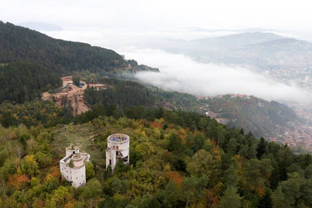 Pogled iz zraka na najpoznatiji sarajevski opservatorij Bistrik kula na Trebeviću