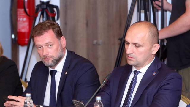 Slunj: Premijer Plenković predsjedao sastanku Vlade sa županima te predstavnicima Udruge gradova i Hrvatske zajednice općina