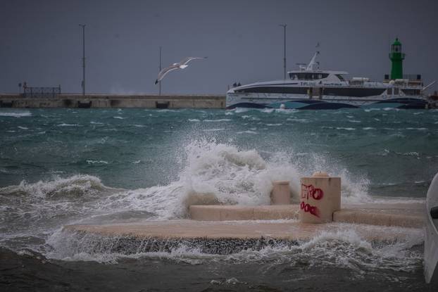 Split: Orkansko jugo potopilo rivu te stvaralo probleme u pomorskom prijevozu