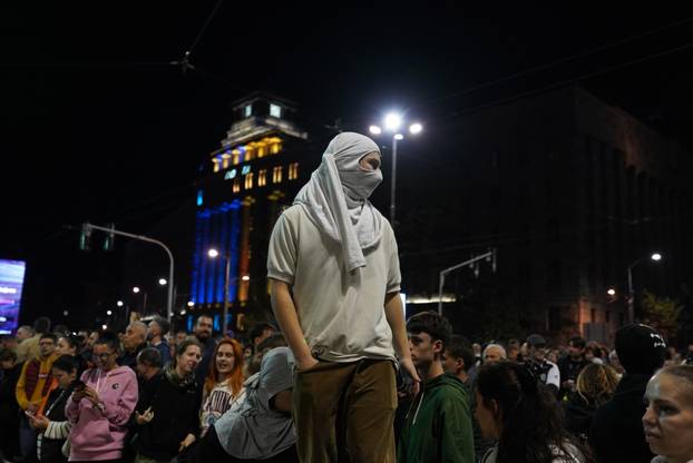 Beograd: Građani daju podršku Dijani Hrki, policija kordonom razdvaja dvije skupine građana