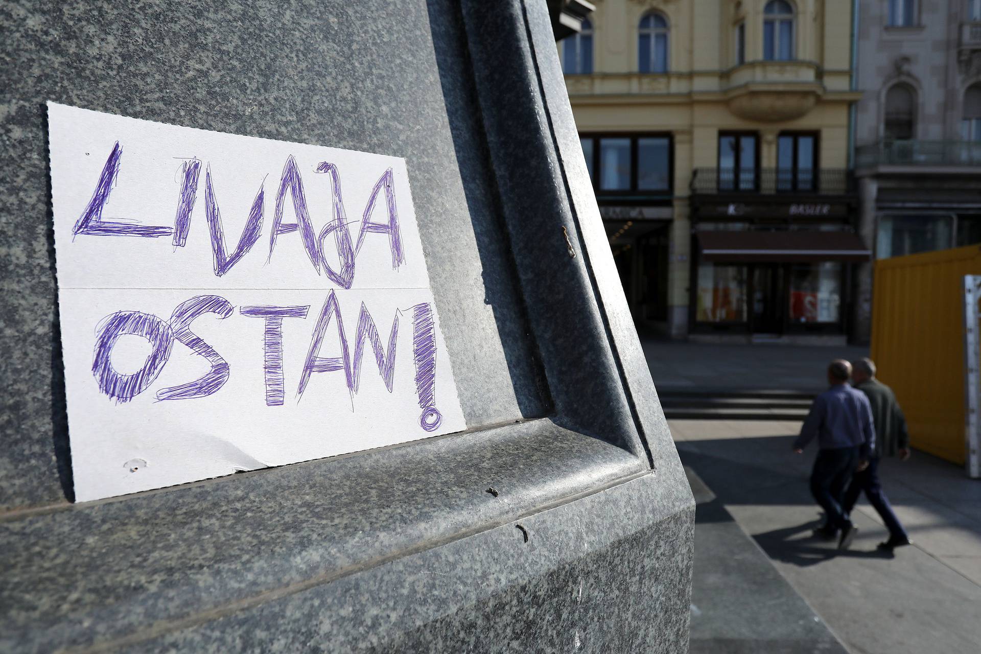 Zagreb: Poruka "Livaja ostani" na spomeniku banu Jelačiću