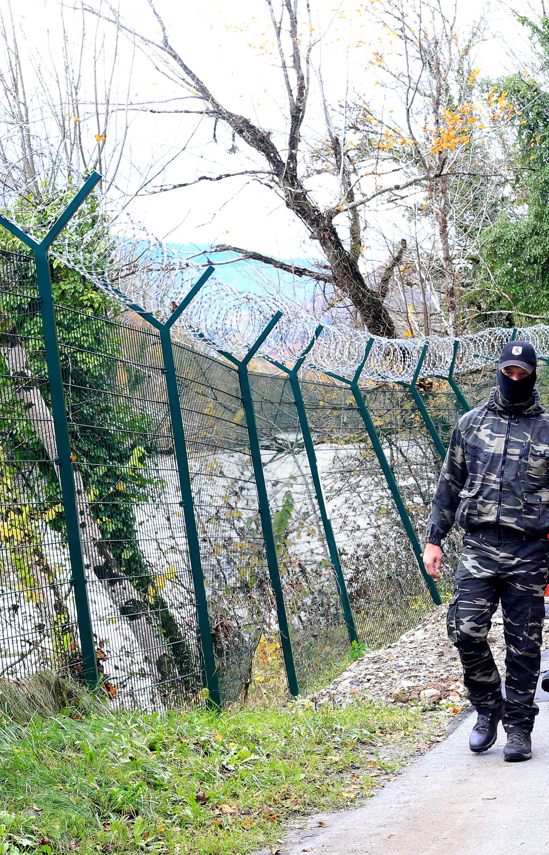 Stigli s puškama na hrvatsku granicu: 'Pratimo migrante...'