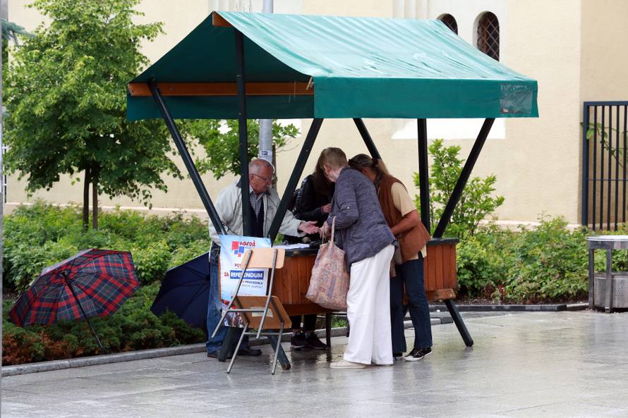 Lovci na potpise: 'Promijenit će djeci spol ako sad ne potpišete'