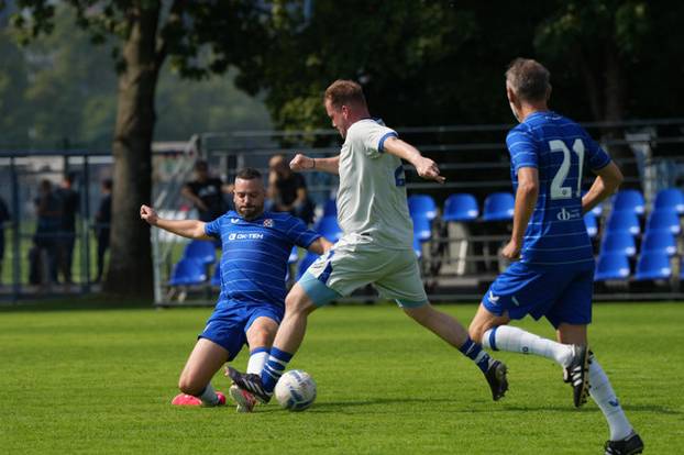 FOTO Legende Dinama ponovno u kopačkama: Boban, Zajec, Marić... zaigrali na izborni dan!