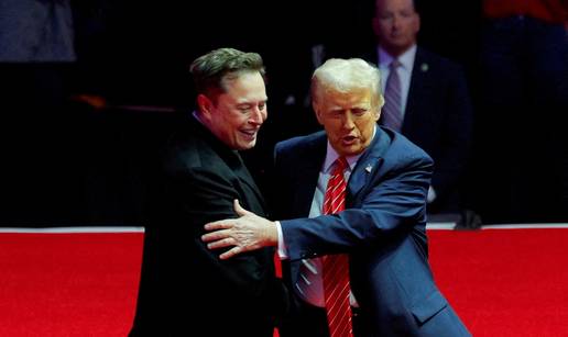 Prosvjedi protiv Trumpa i Muska u Berlinu! Transparent: 'Zatvorite slavinu Tesli'