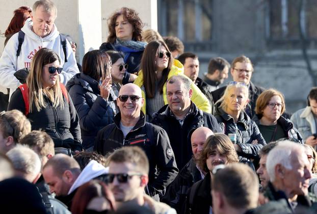 Zagreb: Okupljanje prosvjednika protiv COVID potvrda na Trgu žrtava fašizma