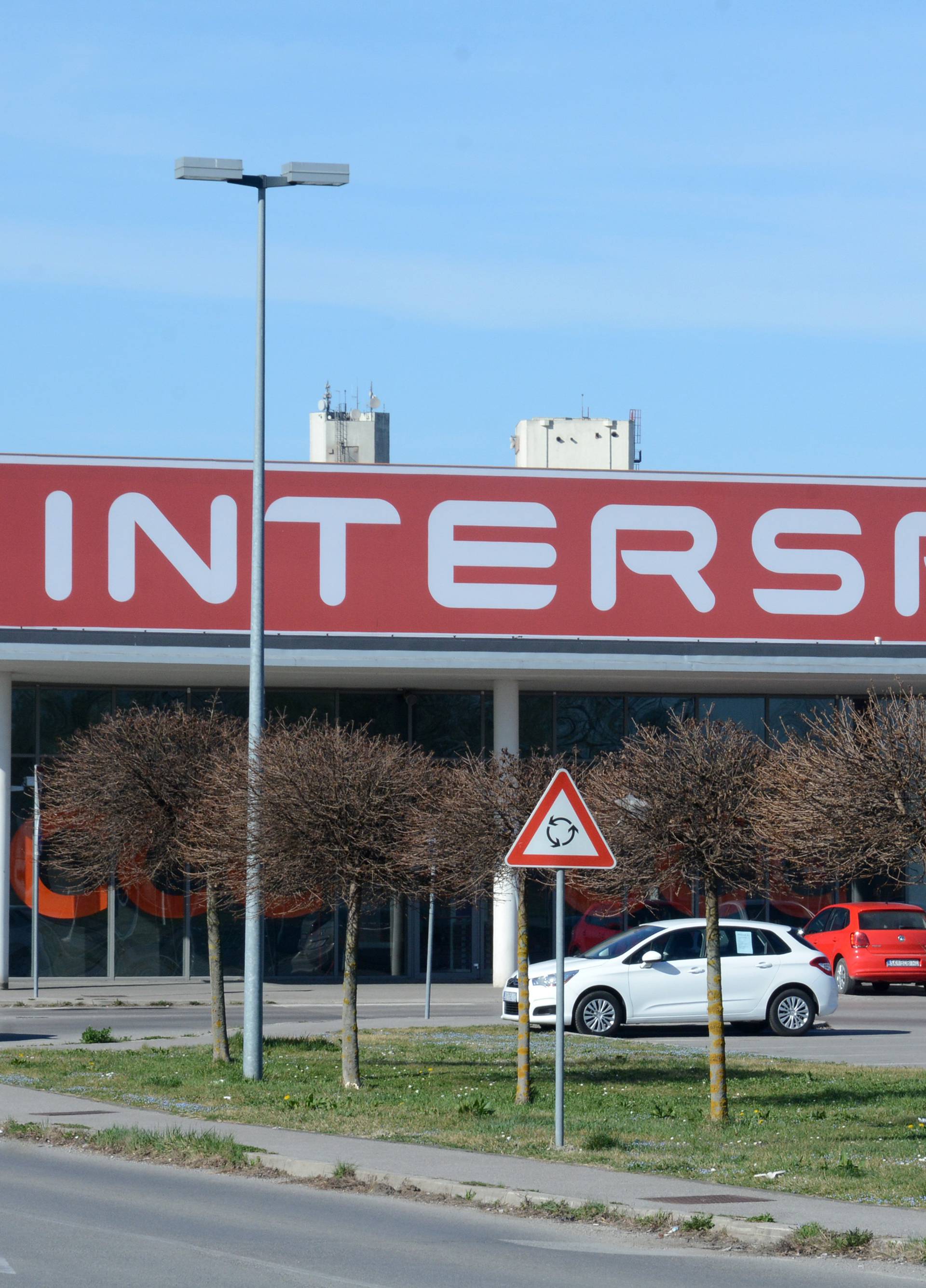 SIsak: Hipermarket Interspar