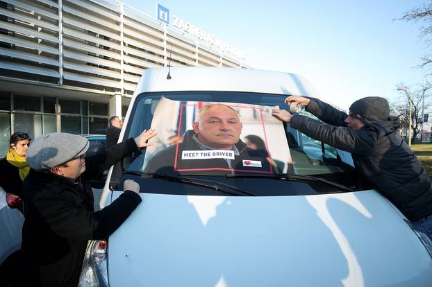 Zagreb: Dario Juričan izveo desant na Zagrebački Holding, podigao šatore i donio janjetinu