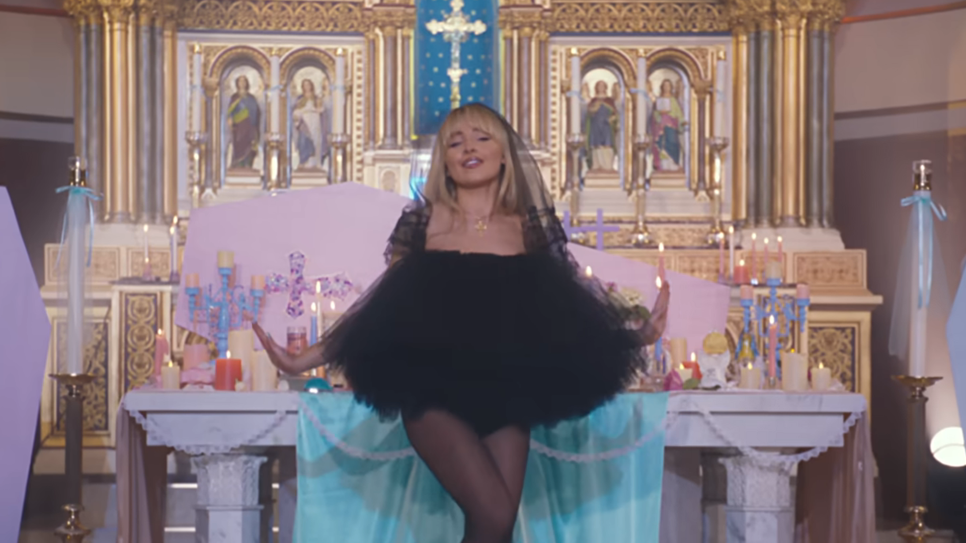 Pjevačica snimila provokativni spot u crkvi: Katolici bijesni, a svećeniku oduzete dužnosti...