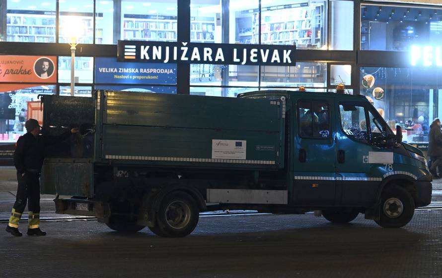 Zagreb: Djelatnici Čistoće čiste trg nakon dočeka rukometaša