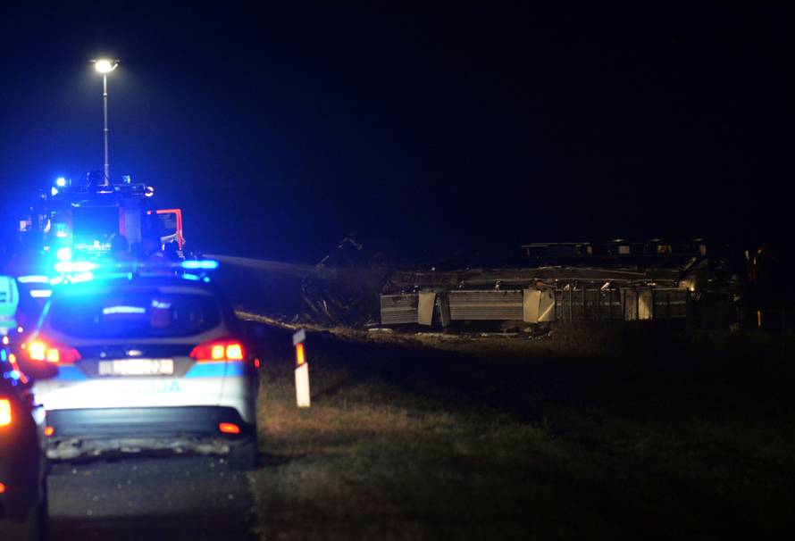 Na autocesti Bregana-Lipovac prevrnula se cisterna i zapalila