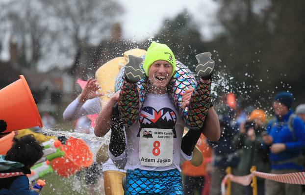 UK Wife Carrying Championships - utrka u kojoj muškarci nastoje što brže pretr?ati stazu nose?i "supruge" na le?ima