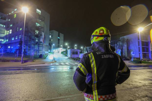 Zagreb: Dio fasade hitnog prijema KBC Zagreb odvojio se uslijed jakog vjetra