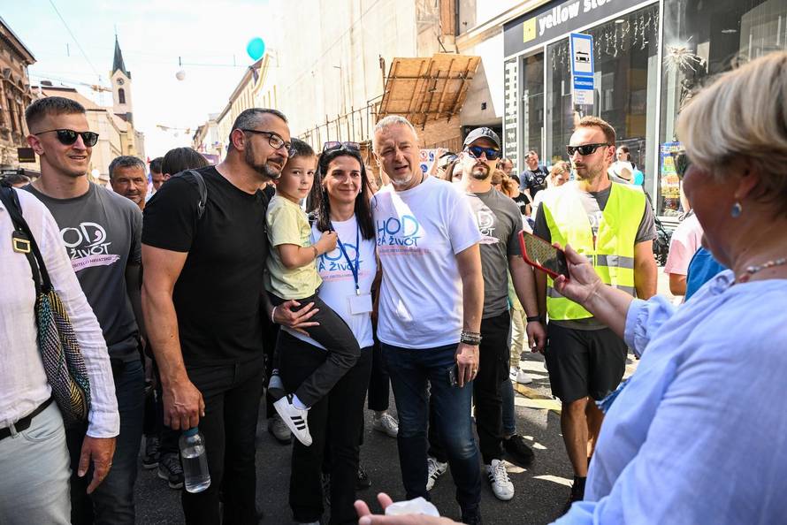 Zagreb: Marko Perković Thompson i supruga Sandra sudjelovali u Hodu za život