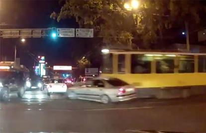 Tramvaj bez vozača u raskrižju 'pokosio' je najmanje 14 vozila