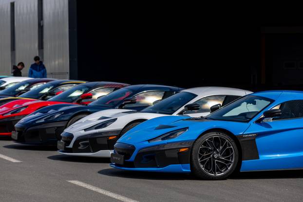 Rimac Nevere parkirane ispred Rimac kampusa u Kerestincu povodom Trilblazers Toura