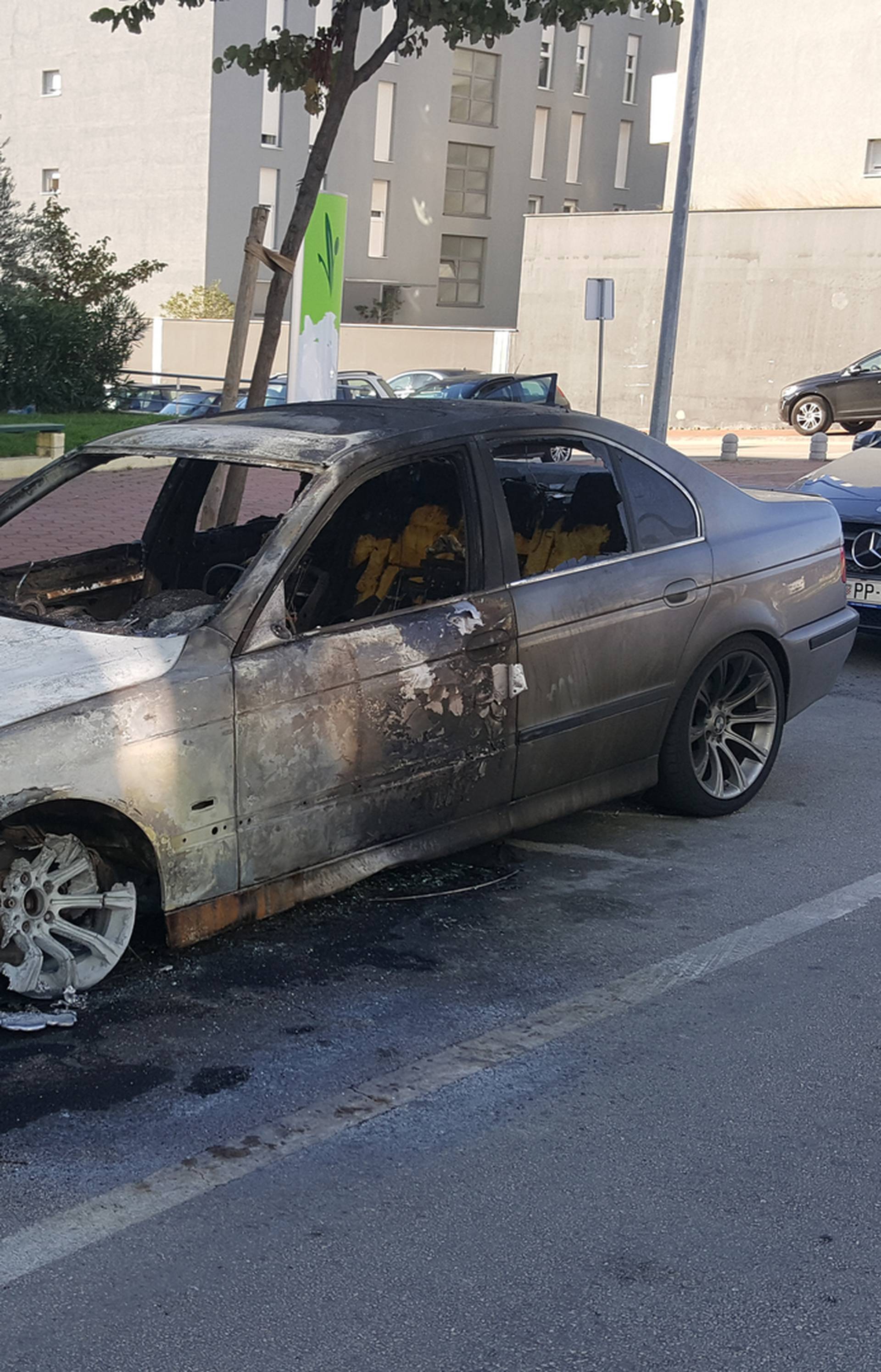 Čula se snažna eksplozija: Na Žnjanu je noćas izgorio BMW