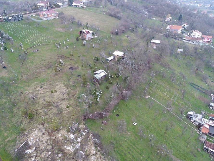 Klizište je uništilo kuću: 'Može krenuti na nas, u strahu smo...'
