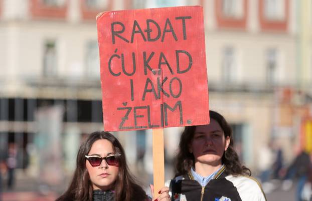 Zagreb: Molitelji krunice na Trgu bana Jelačića
