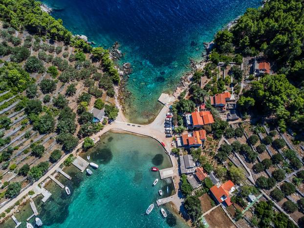 Pogled iz zraka na drevnu potopljenu cestu kod Korčule, po njoj su ljudi hodali prije 7.000 godina