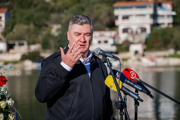 Drvenik Veli: Predsjednik Zoran Milanović položio je vjenac na spomen obilježju “Majka Domovina”