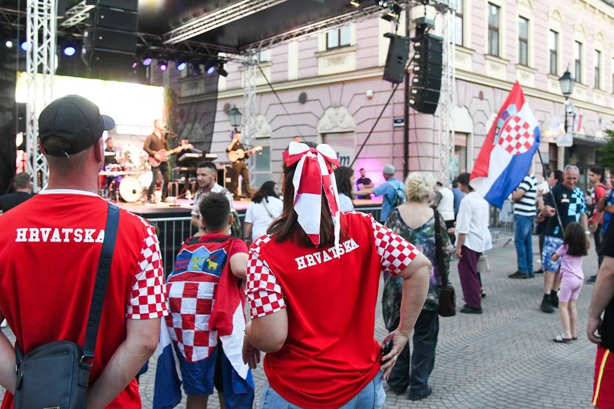 Bjelovar: Zaprešić Boysi zagrijavaju navijačku atmosferu  uoči utakmice Hrvatska - Engleska