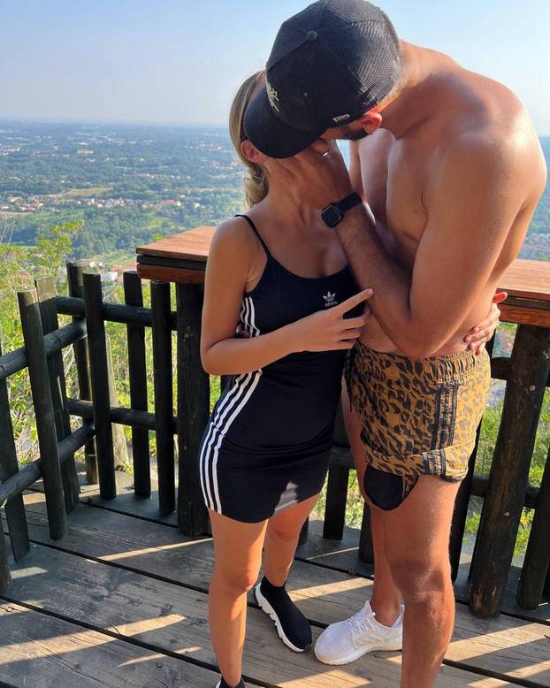 FOTO Livakoviću zatvorio put do gola, ona mu je velika podrška