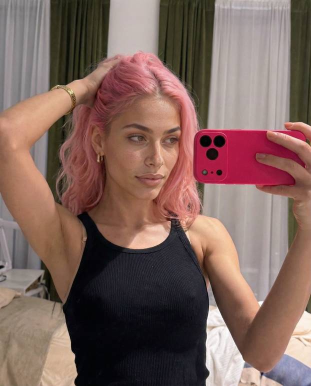 FOTO Fitness influencerica ružičaste kose živi savršen život - ali ona nije ono što mislite...