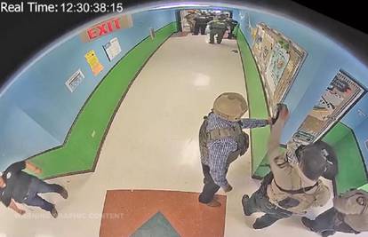 VIDEO Masakr u Teksasu: Dok je napadač ubijao djecu u školi, policajci su - dezinficirali ruke!