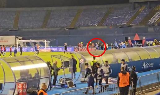 Igrači Dinama mašu Mišiću, on ide prema tunelu. Pogledajte cijelu situaciju i reakciju Boysa