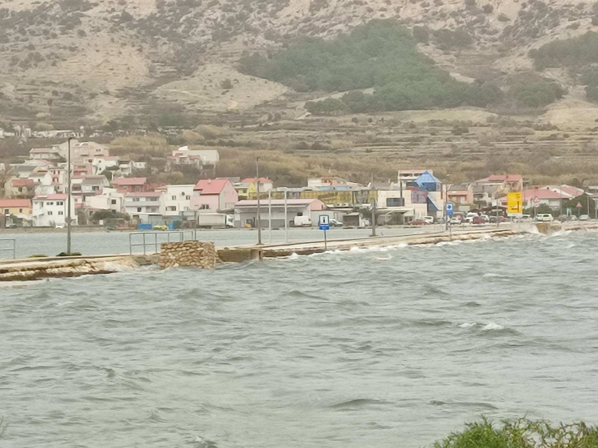 UŽIVO Diljem obale poplavljene ceste, tržnice i kafići. U Bakru zabilježena povijesna plima