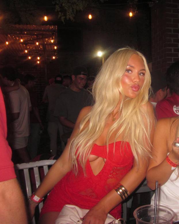 FOTO Otkrili ring djevojke za boksački spektakl. Jedna ima diplomu, druga se već skinula